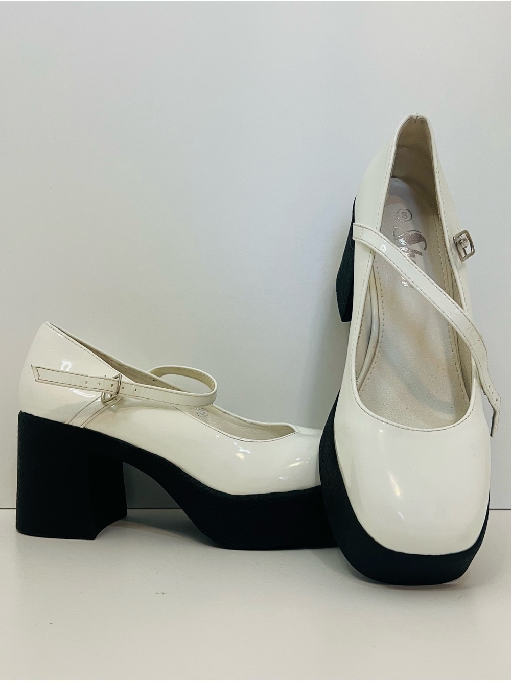 🖤 Classic Mary Jane Platform Pumps in White and Black